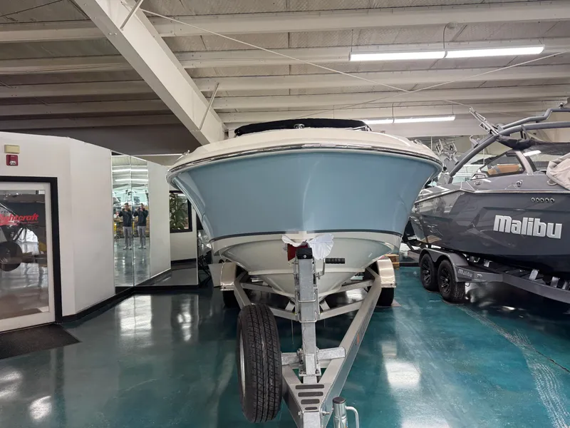 Slide: The Image of Boston Whaler 210 Vantage 2026 - 5