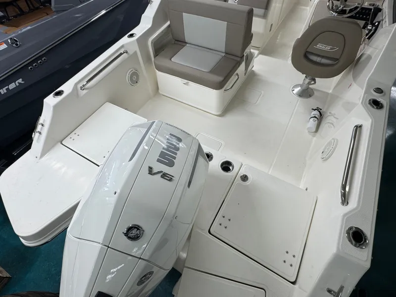 Slide: The Image of Boston Whaler 210 Vantage 2026 - 6
