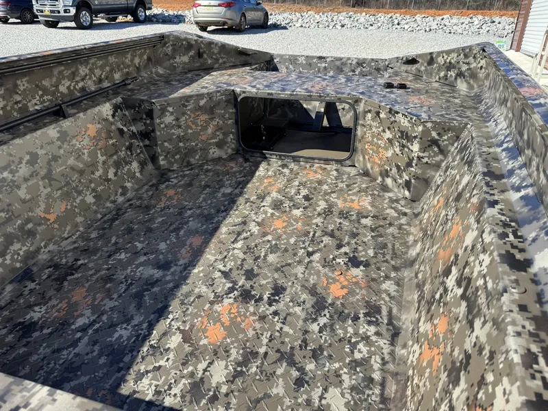 Slide: The Image of Edge Boats Sportsman Series 550 2026 - 5