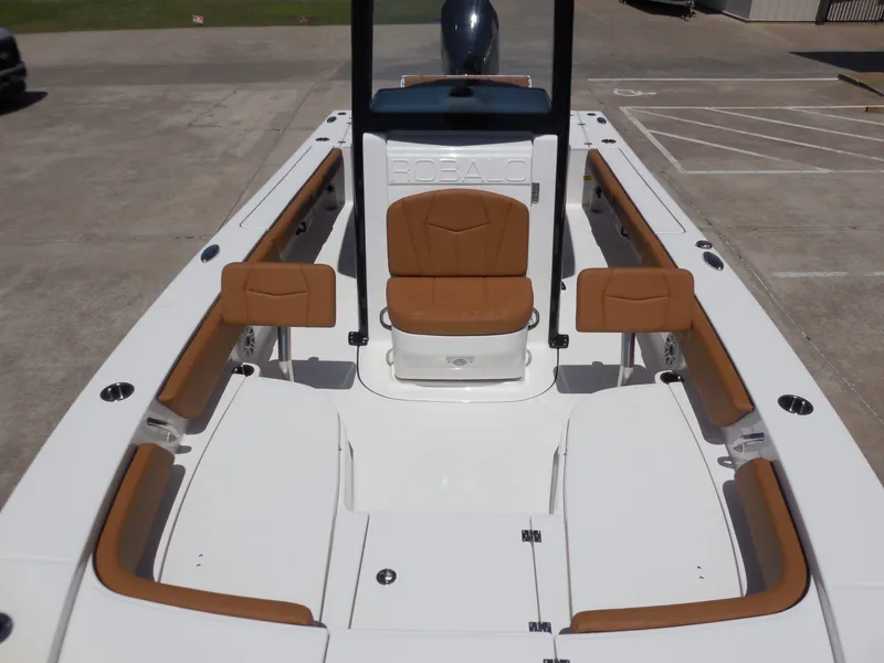 Slide: The Image of Robalo 246 Cayman 2026 - 19