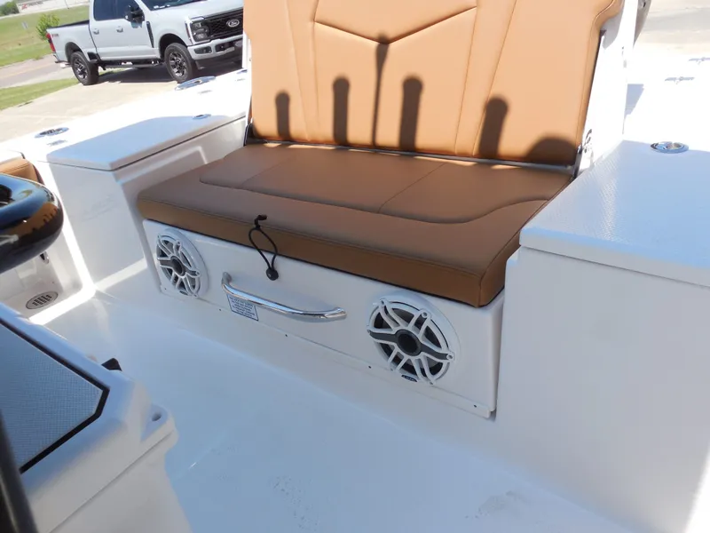 Slide: The Image of Robalo 246 Cayman 2026 - 23