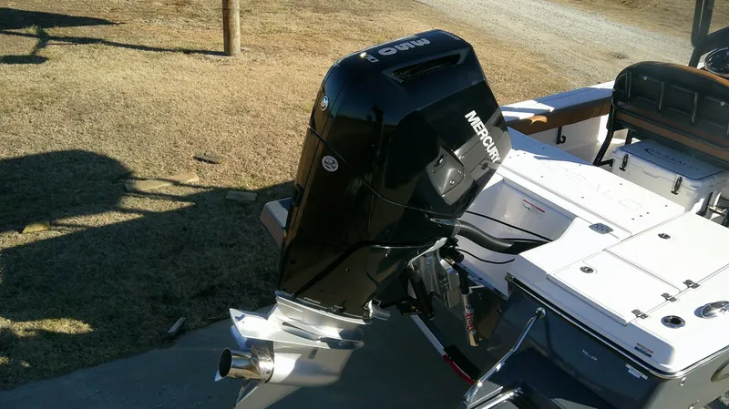 Slide: The Image of Robalo 246 Cayman 2026 - 5