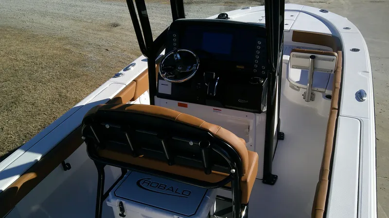 Slide: The Image of Robalo 246 Cayman 2026 - 6