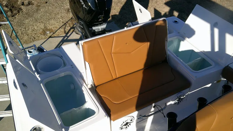 Slide: The Image of Robalo 246 Cayman 2026 - 7