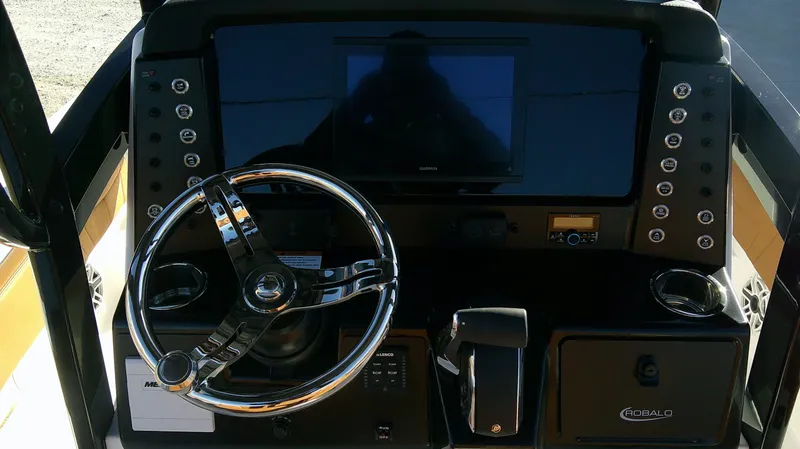 Slide: The Image of Robalo 246 Cayman 2026 - 9