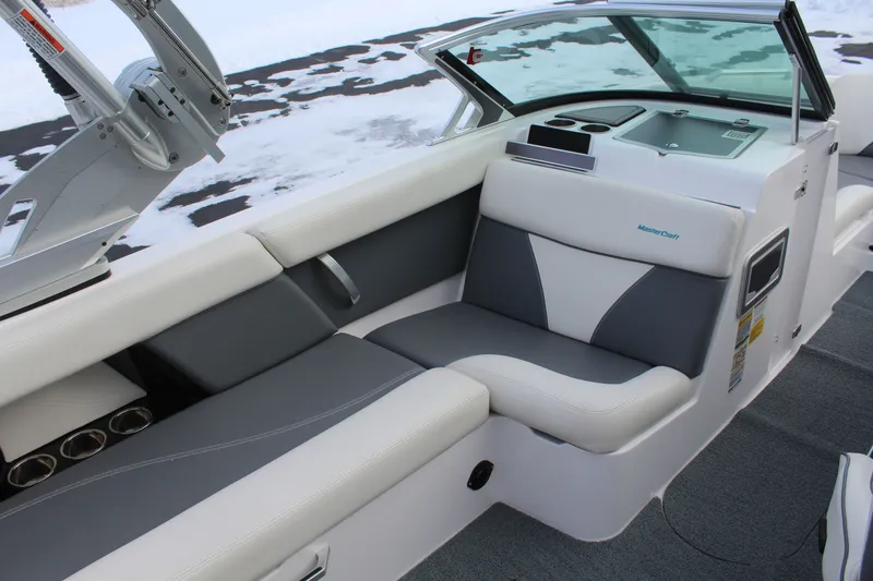 Slide: The Image of MasterCraft XT22 2019 - 10