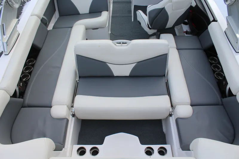 Slide: The Image of MasterCraft XT22 2019 - 19