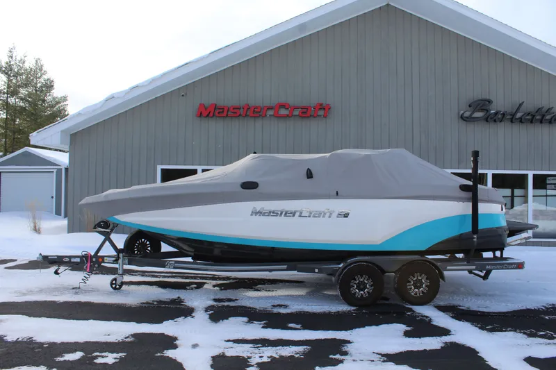 Slide: The Image of MasterCraft XT22 2019 - 2