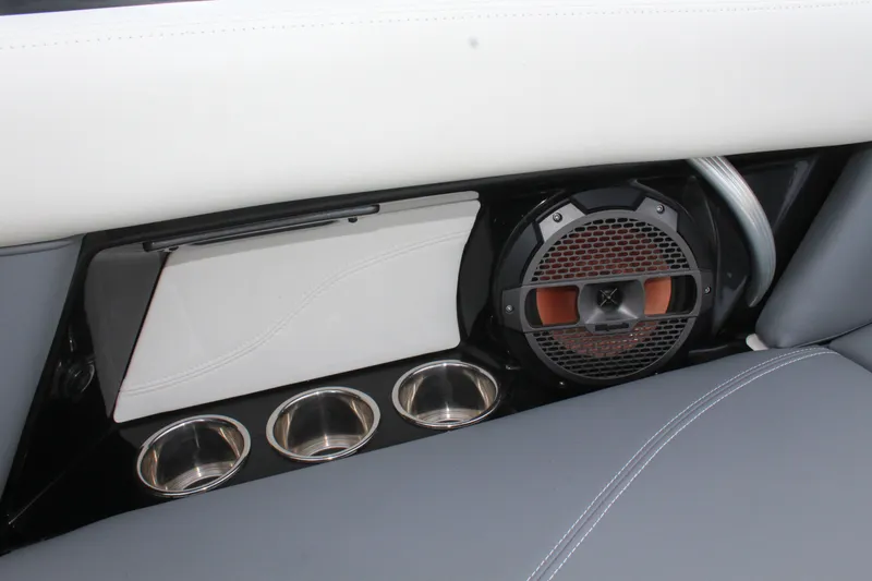 Slide: The Image of MasterCraft XT22 2019 - 23