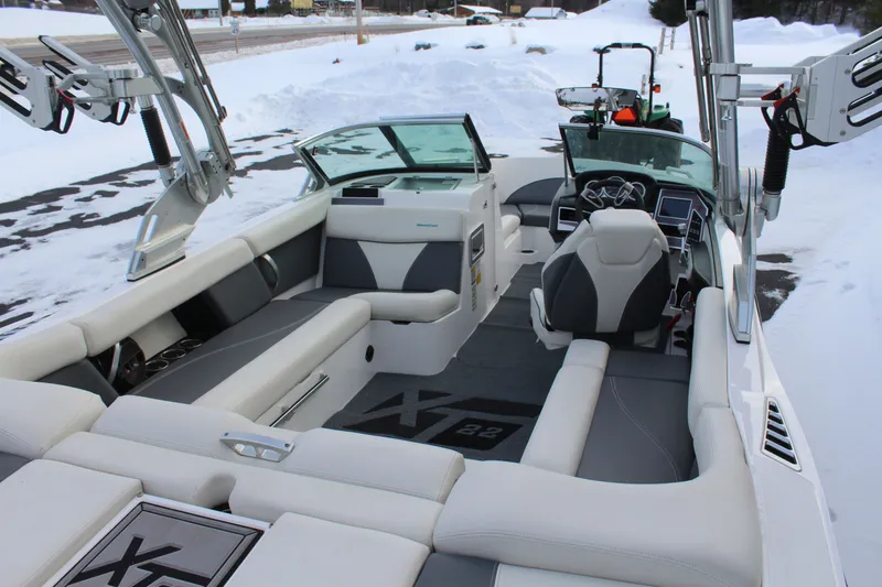 Slide: The Image of MasterCraft XT22 2019 - 8