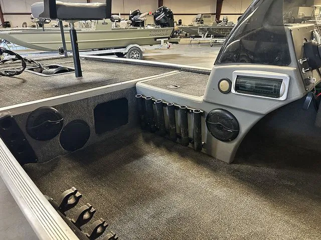 Slide: The Image of Tracker Pro 160 2016 - 9