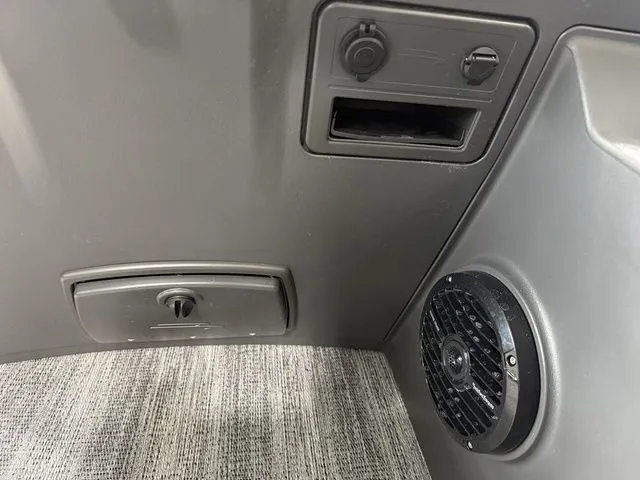 Slide: The Image of Bennington 22SF TriToon Pontoon 2026 - 12