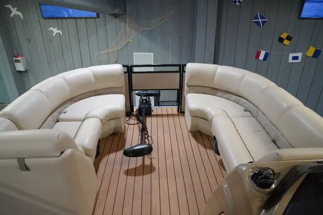 Slide: The Image of Lund LX220 Fish and Cruise 2019 - 13