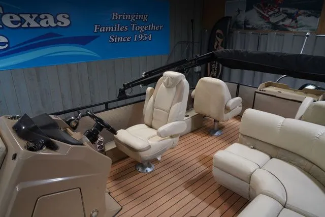 Slide: The Image of Lund LX220 Fish and Cruise 2019 - 14