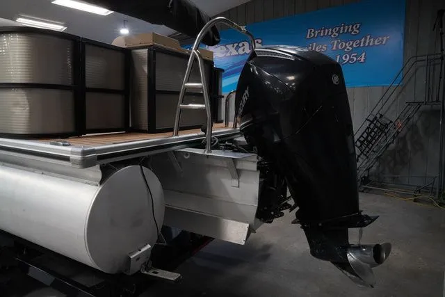 Slide: The Image of Lund LX220 Fish and Cruise 2019 - 9