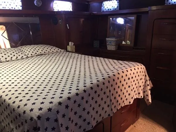 Slide: The Image of Gulfstar 44 Motor Yacht 1980 - 10