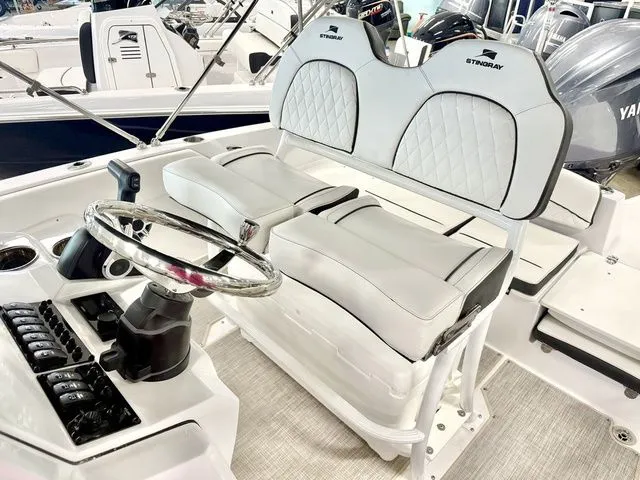 Slide: The Image of Stingray 206 CC 2025 - 6