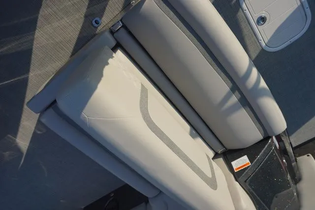 Slide: The Image of Crest Continental 260 SLS 2026 - 16