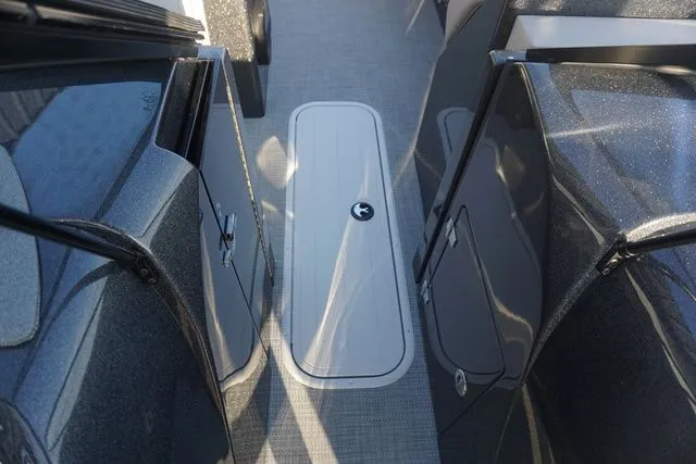 Slide: The Image of Crest Continental 260 SLS 2026 - 23