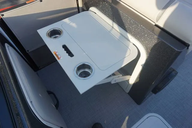 Slide: The Image of Crest Continental 260 SLS 2026 - 25