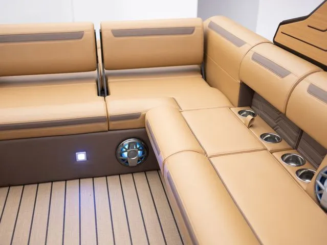 Slide: The Image of Montara 25' SURF BOSS EVO 2026 - 25