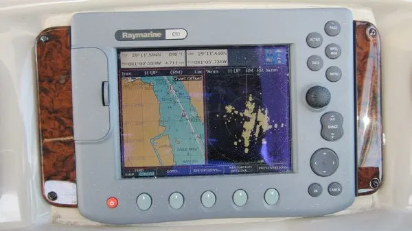 Slide: The Image of Sea Ray 300 SUNDANCER 5.7L Mag 2006 - 10