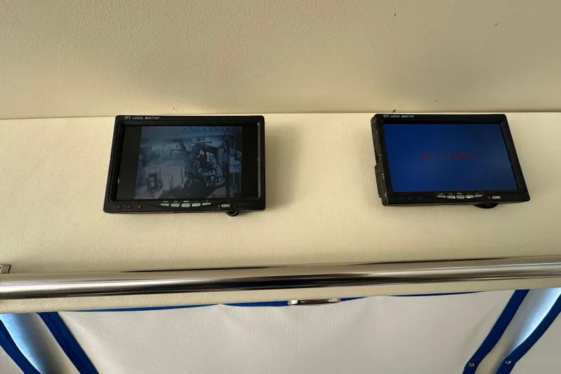 Slide: The Image of Two TFT monitors on a 2006 Novatec Islander 55, one displaying "No Signal." - 45