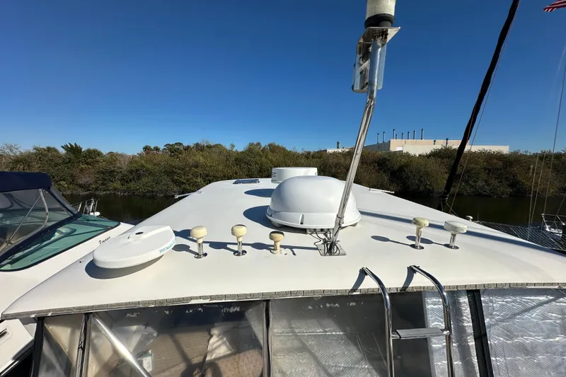 Slide: The Image of 2006 Novatec Islander 55 yacht roof with antennas and clear blue sky. - 53
