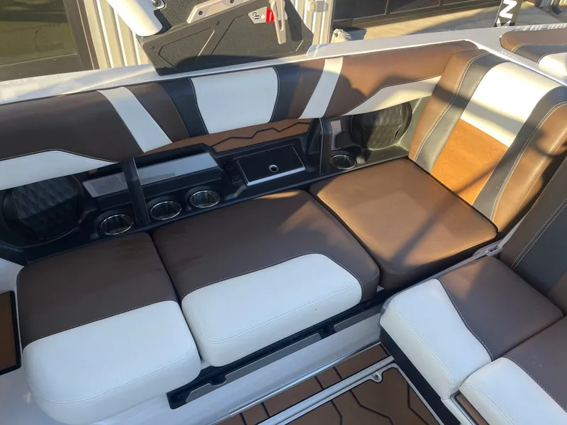 Slide: The Image of Malibu Wakesetter 23 MXZ 2024 - 15