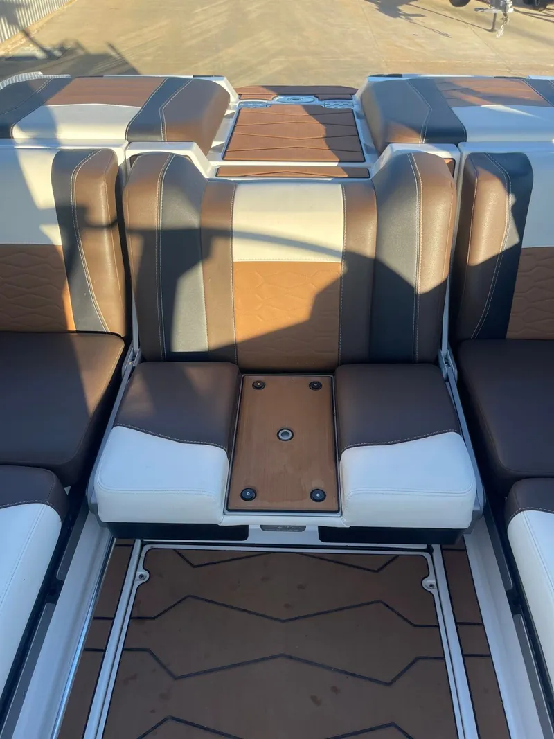 Slide: The Image of Malibu Wakesetter 23 MXZ 2024 - 16