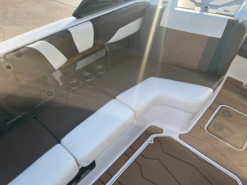 Slide: The Image of Malibu Wakesetter 23 MXZ 2024 - 17