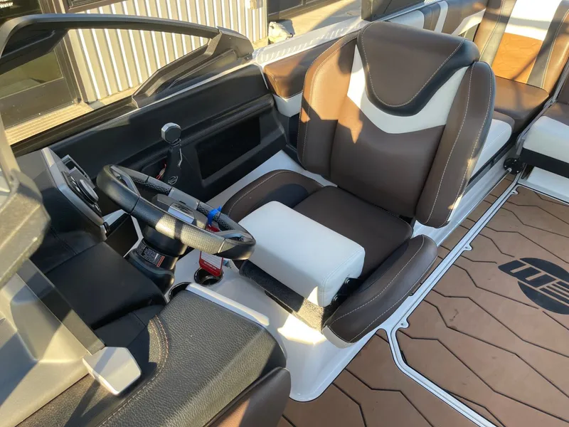 Slide: The Image of Malibu Wakesetter 23 MXZ 2024 - 18