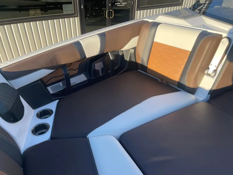 Slide: The Image of Malibu Wakesetter 23 MXZ 2024 - 27