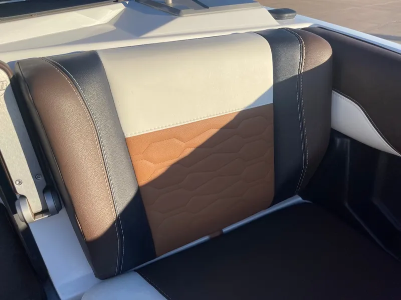 Slide: The Image of Malibu Wakesetter 23 MXZ 2024 - 29