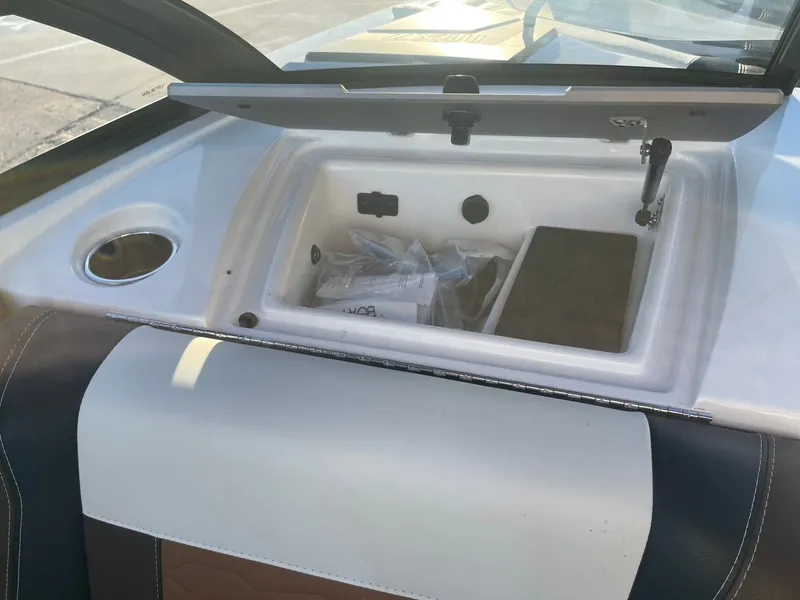 Slide: The Image of Malibu Wakesetter 23 MXZ 2024 - 33