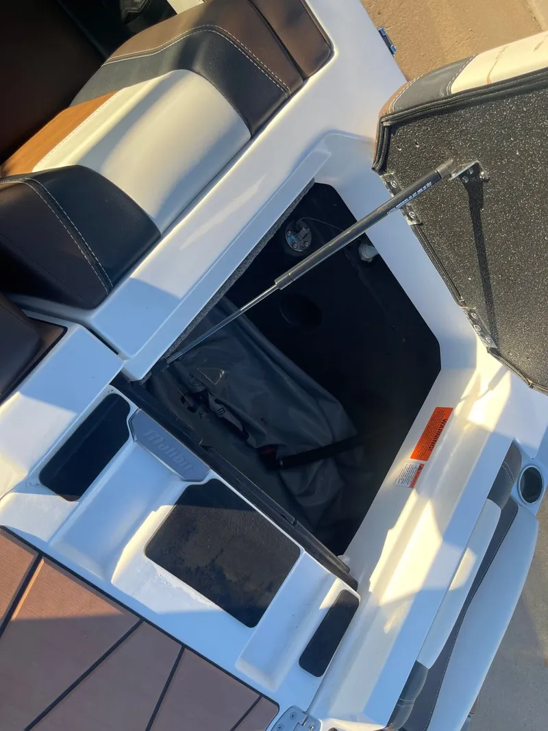 Slide: The Image of Malibu Wakesetter 23 MXZ 2024 - 47