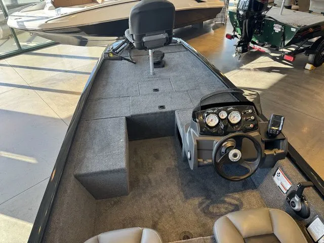 Slide: The Image of Tracker Pro 170 2026 - 10