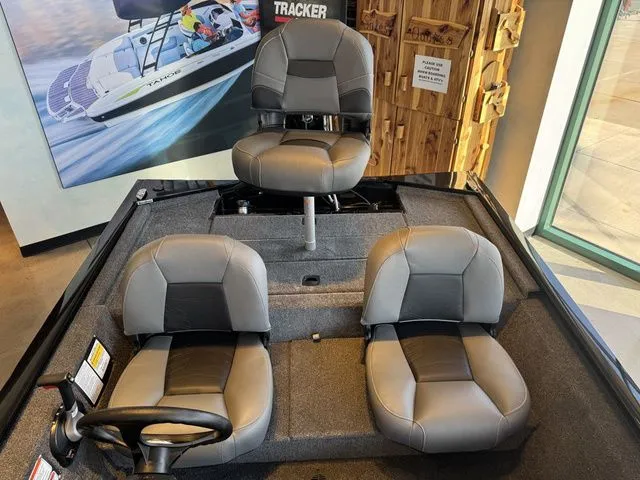 Slide: The Image of Tracker Pro 170 2026 - 11