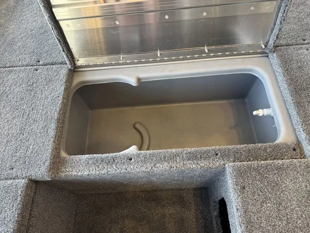 Slide: The Image of Tracker Pro 170 2026 - 12