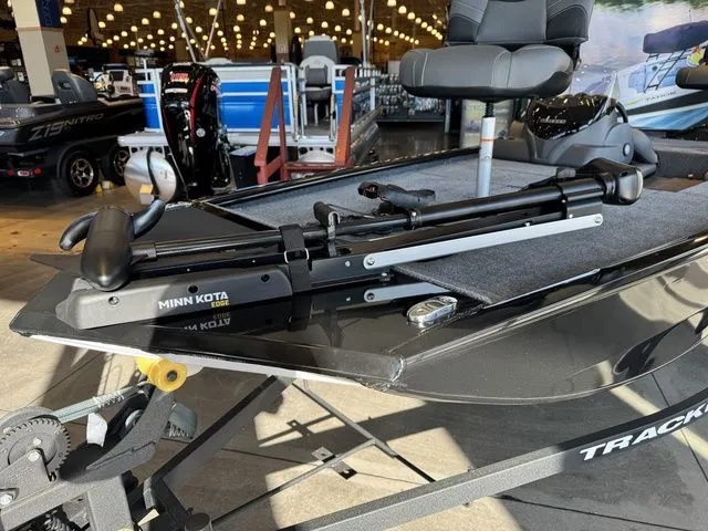 Slide: The Image of Tracker Pro 170 2026 - 15