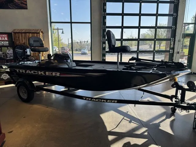 Slide: The Image of Tracker Pro 170 2026 - 16