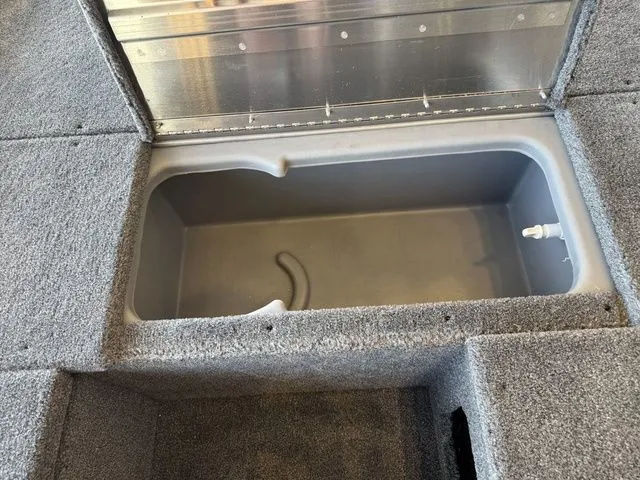 Slide: The Image of Tracker Pro 170 2026 - 5