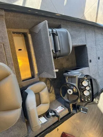 Slide: The Image of Tracker Pro 170 2026 - 8