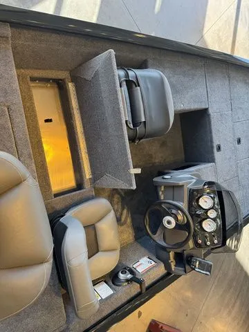 Slide: The Image of Tracker Pro 170 2026 - 9