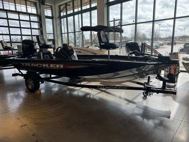 Slide: The Image of Tracker Pro Team 175 TXW 2026 - 9