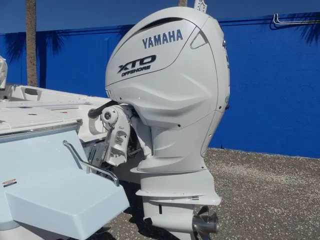 Slide: The Image of Robalo 266 Cayman SD 2026 - 10