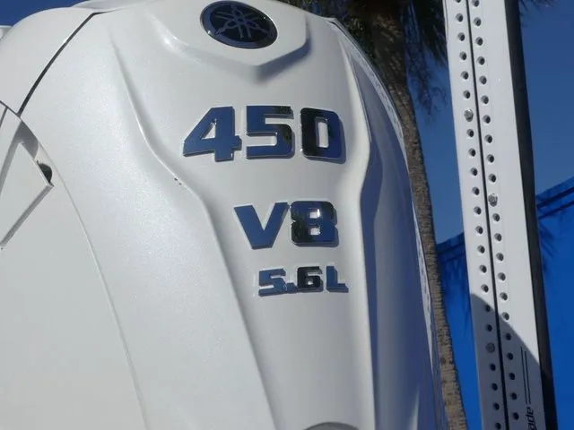 Slide: The Image of Robalo 266 Cayman SD 2026 - 11