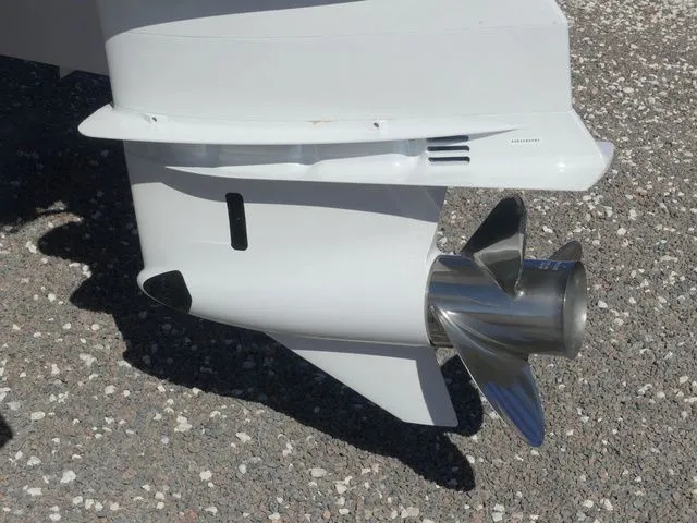 Slide: The Image of Robalo 266 Cayman SD 2026 - 12