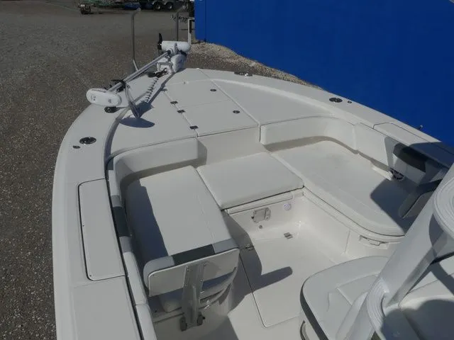 Slide: The Image of Robalo 266 Cayman SD 2026 - 13