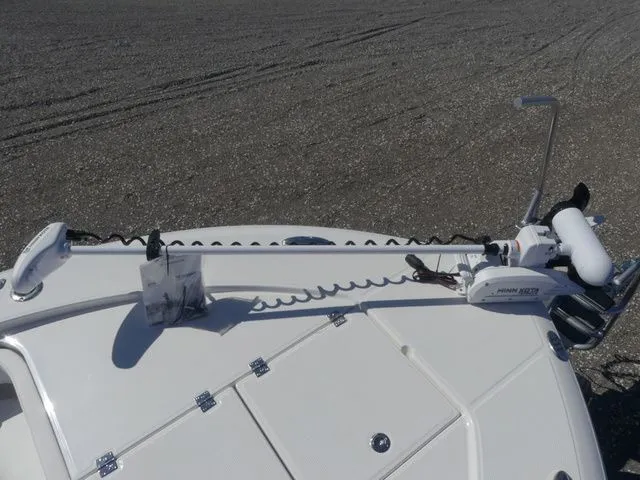 Slide: The Image of Robalo 266 Cayman SD 2026 - 14